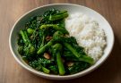 Kínai brokkoli (Brassica oleracea var. alboglabra) stir-fry és köret