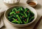 Kínai brokkoli (Brassica oleracea var. alboglabra) stir-fry és köretek