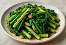 Kínai brokkoli csíkos (Brassica oleracea var. alboglabra striata) stir-fry