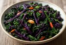 Kínai fodros kel lila levelű (Brassica rapa var. chinensis laciniata purpurea) stir-fry
