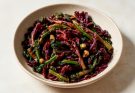 Kínai fodros kel piros levelű (Brassica rapa var. chinensis laciniata rubra) stir-fry