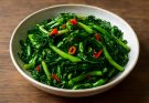 Kínai fodros kel keserűlevelű csíkos (Brassica rapa var. chinensis laciniata amara striata) stir-fry